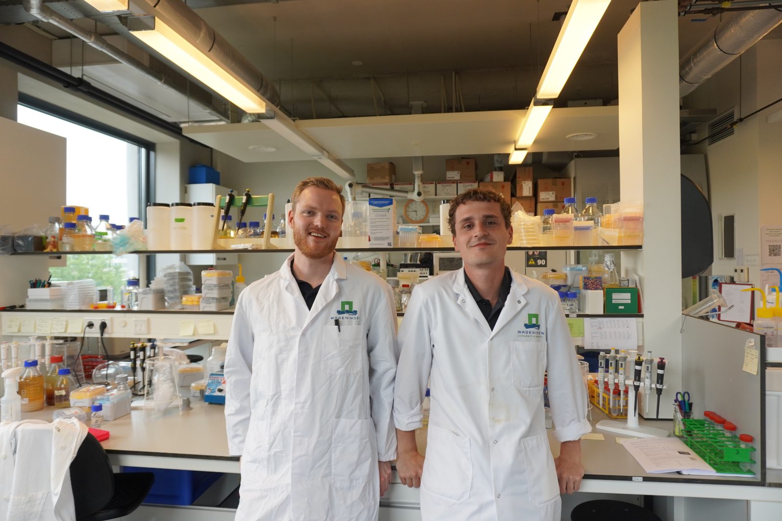 Daniel Besselink and Patrick Barendse in the lab at Wageningen